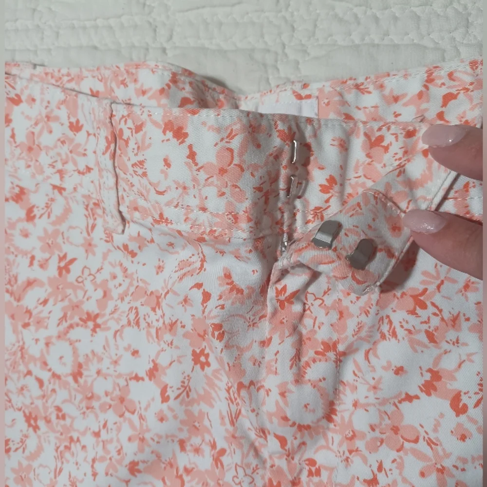 Summer - GAP City Short Floral- White and Coral - Picture 3 of 4